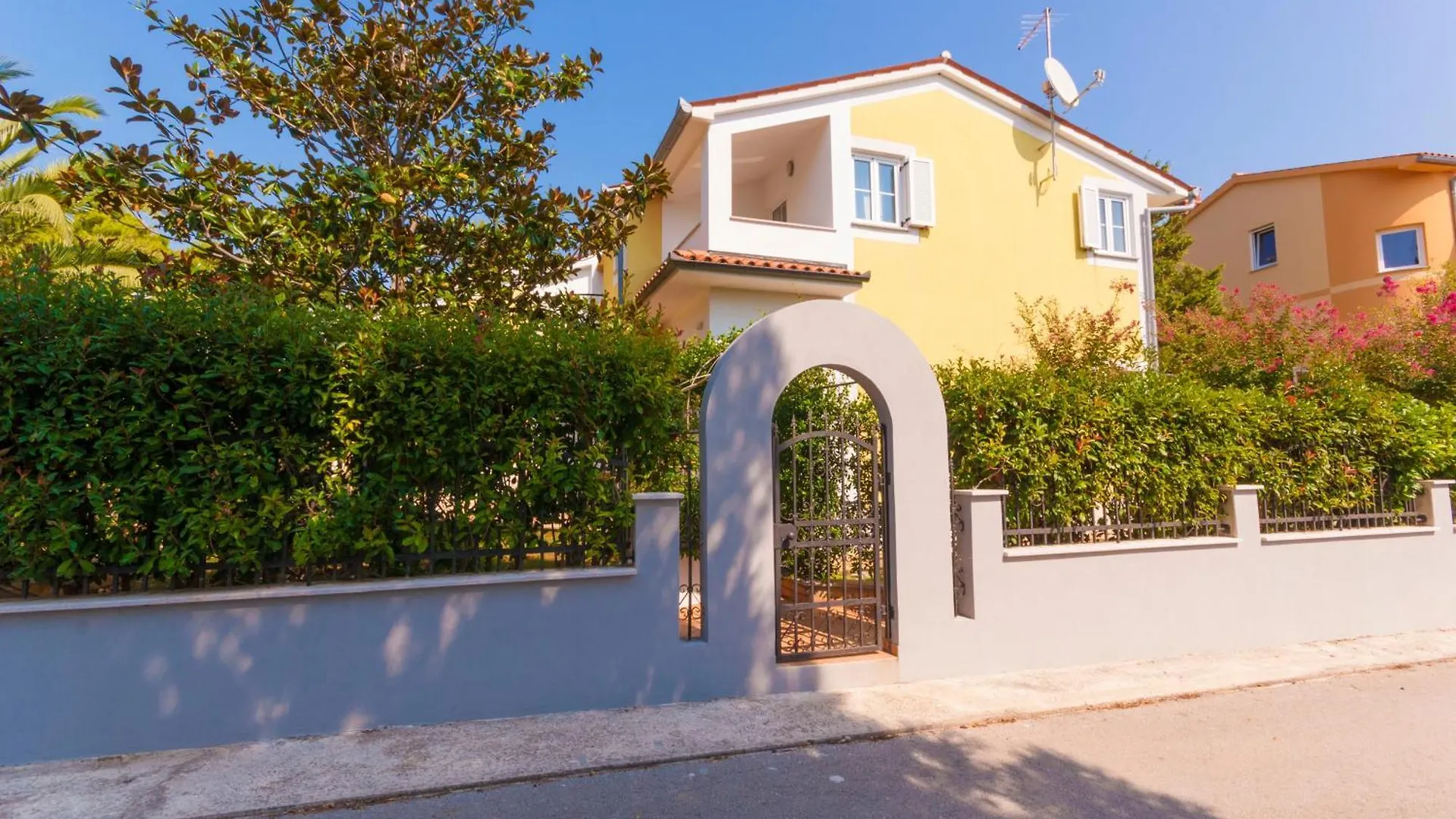 פרמנטורה Villa Nila, A Charming Villa Just A Short Walk Away From The Beach בית נופש