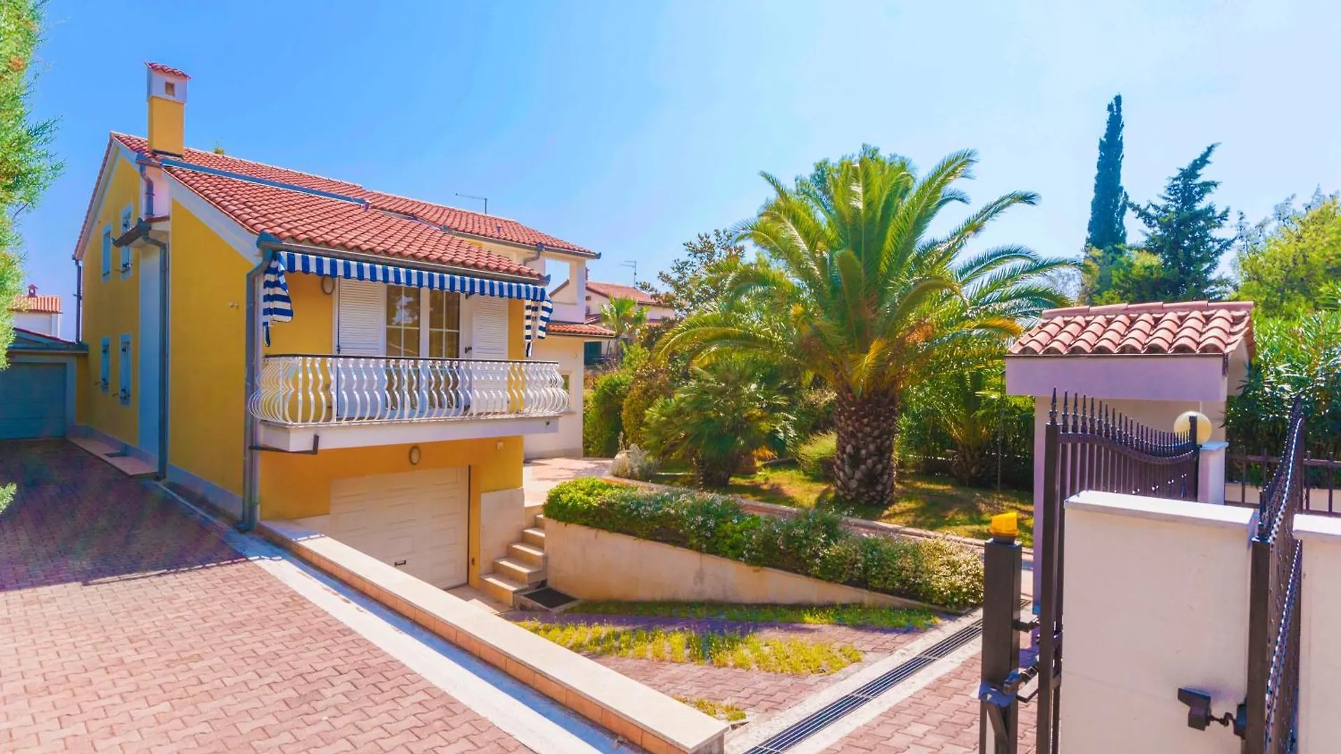 פרמנטורה Villa Nila, A Charming Villa Just A Short Walk Away From The Beach